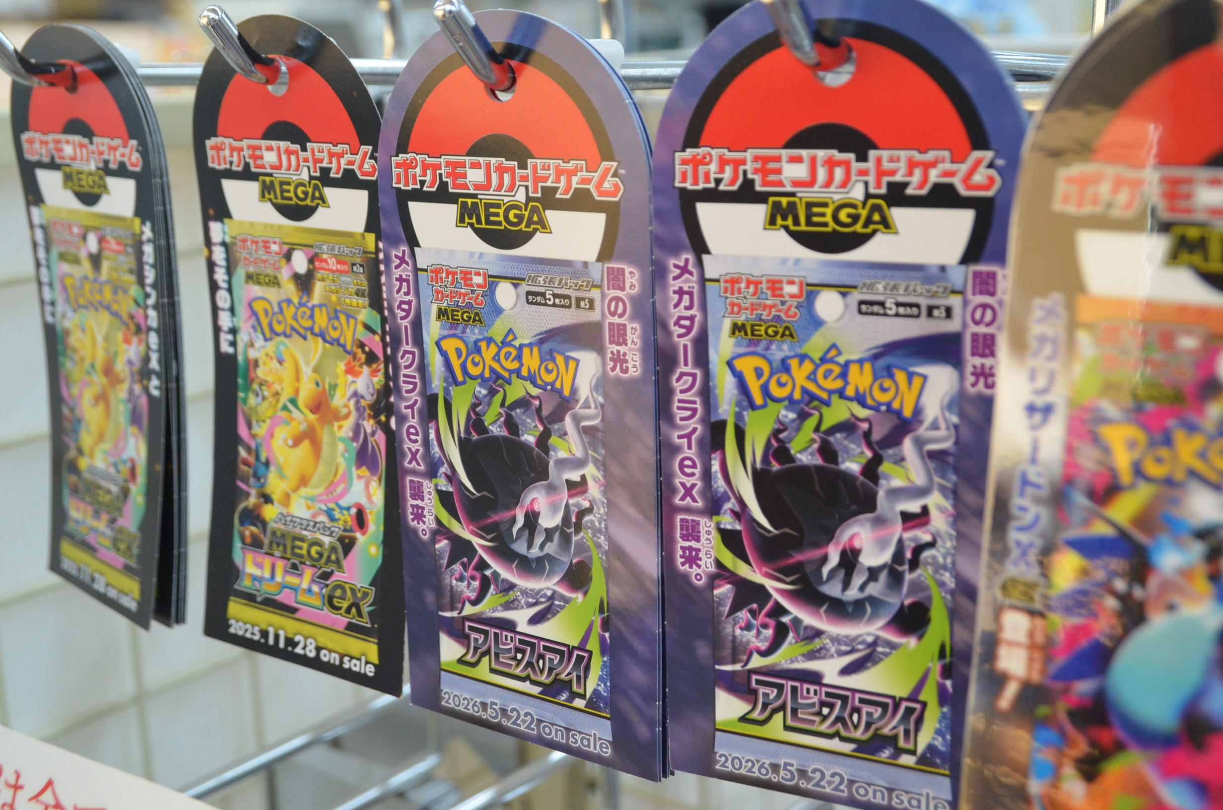 ポケモンカードが入荷！ガンプラも取り扱いしています！カメラの